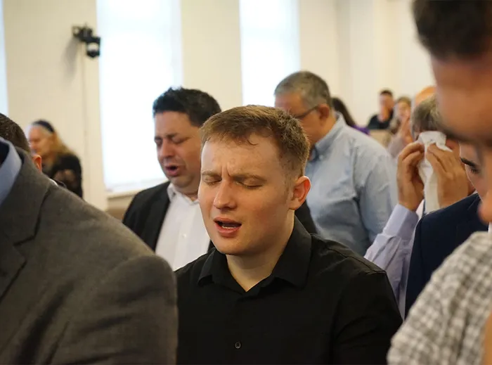 Membrii din biserică se roagă